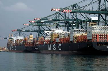 Unos buques descargan mercancías en el puerto de Valencia.